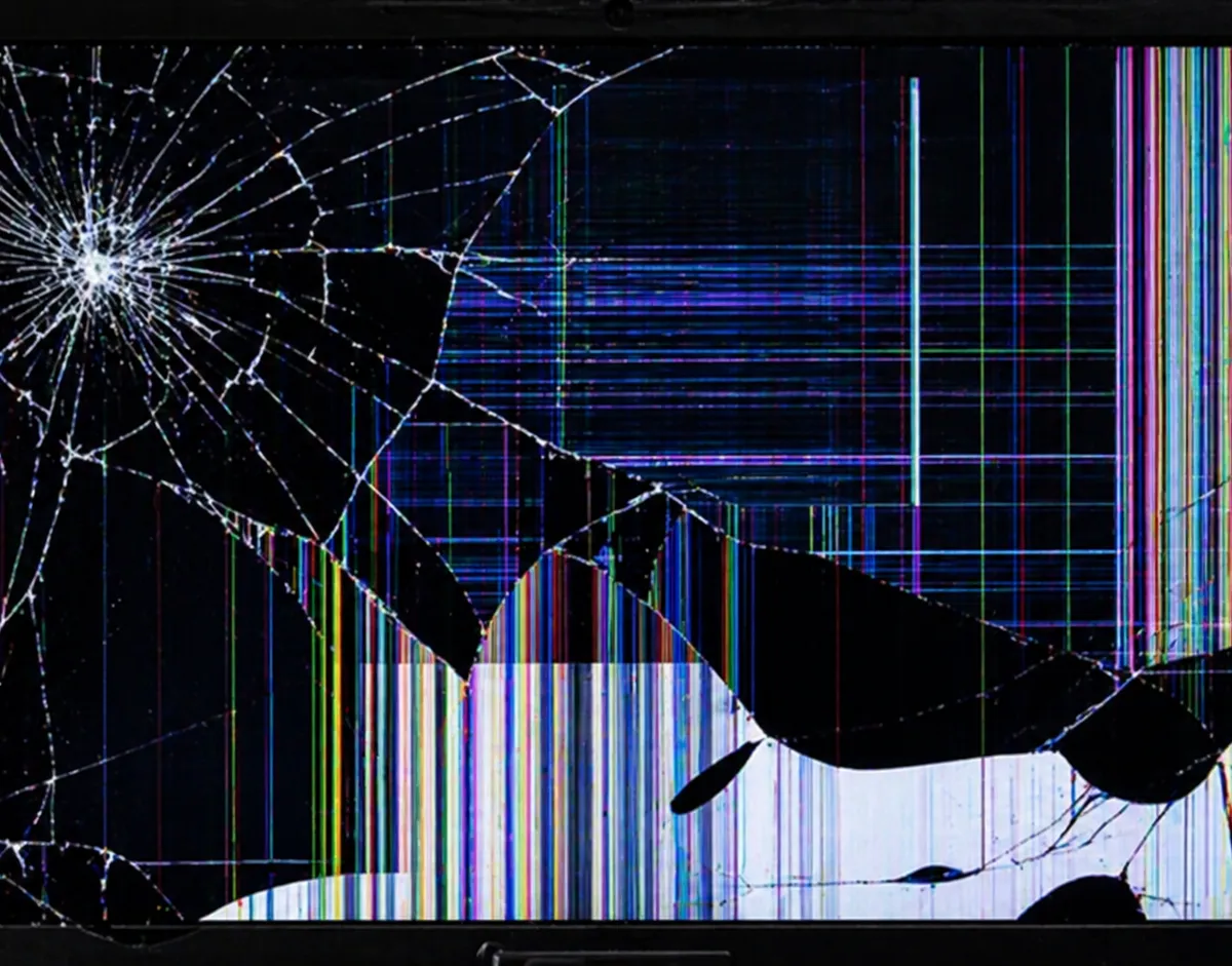 Ultra-Realistic Cracked Glass